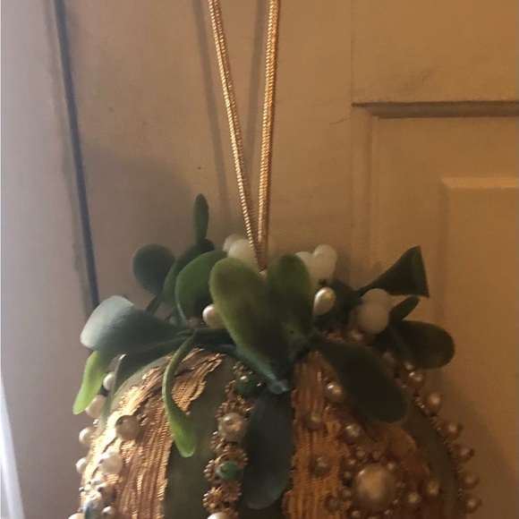 Handmade Mistletoe Kissing Ball - Picture 6 of 6